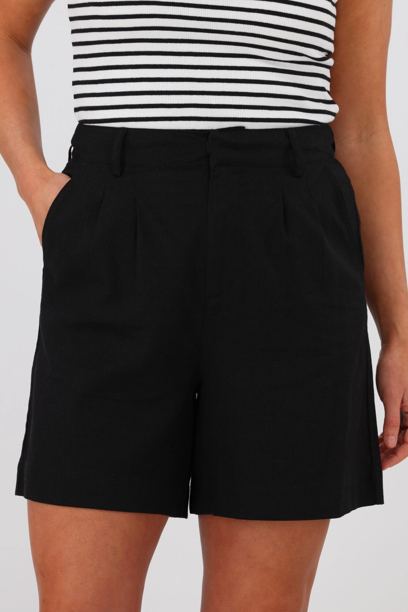 Shine On Label Davie Linen Shorts Black
